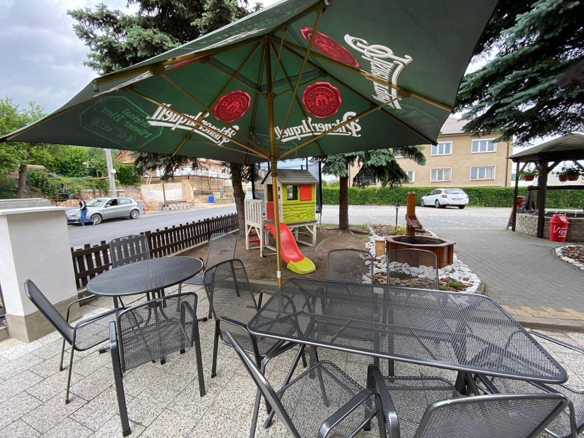 Отель Restaurace A Penzion Klatovsky Dvur Клатови Экстерьер фото