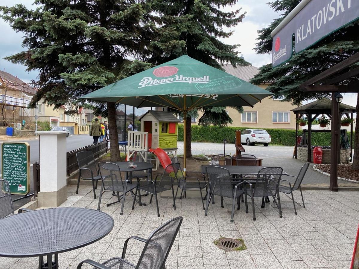 Отель Restaurace A Penzion Klatovsky Dvur Клатови Экстерьер фото