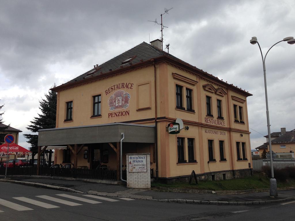 Отель Restaurace A Penzion Klatovsky Dvur Клатови Экстерьер фото